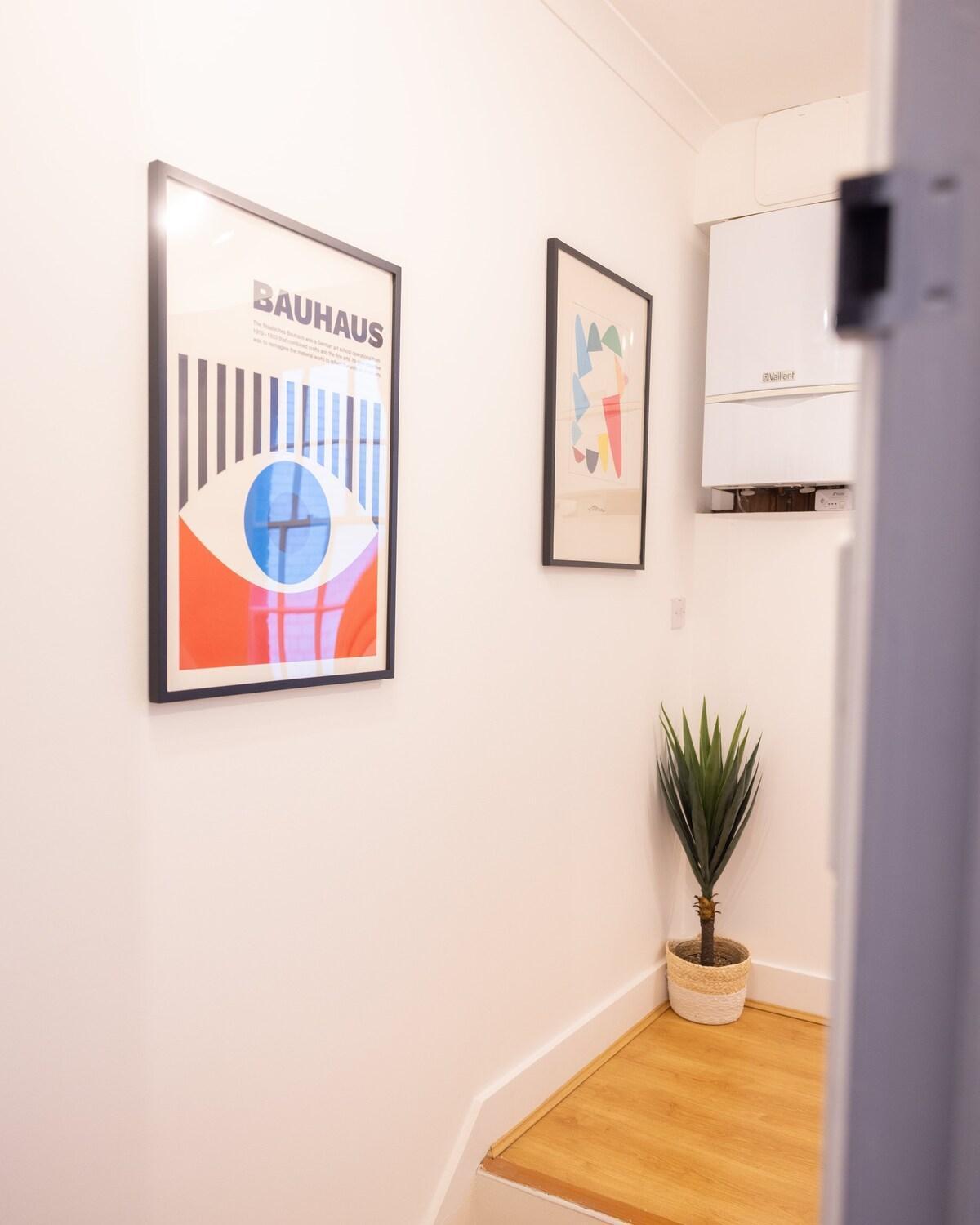 Spacious Two-bed 100m From Trafalgar Sqr