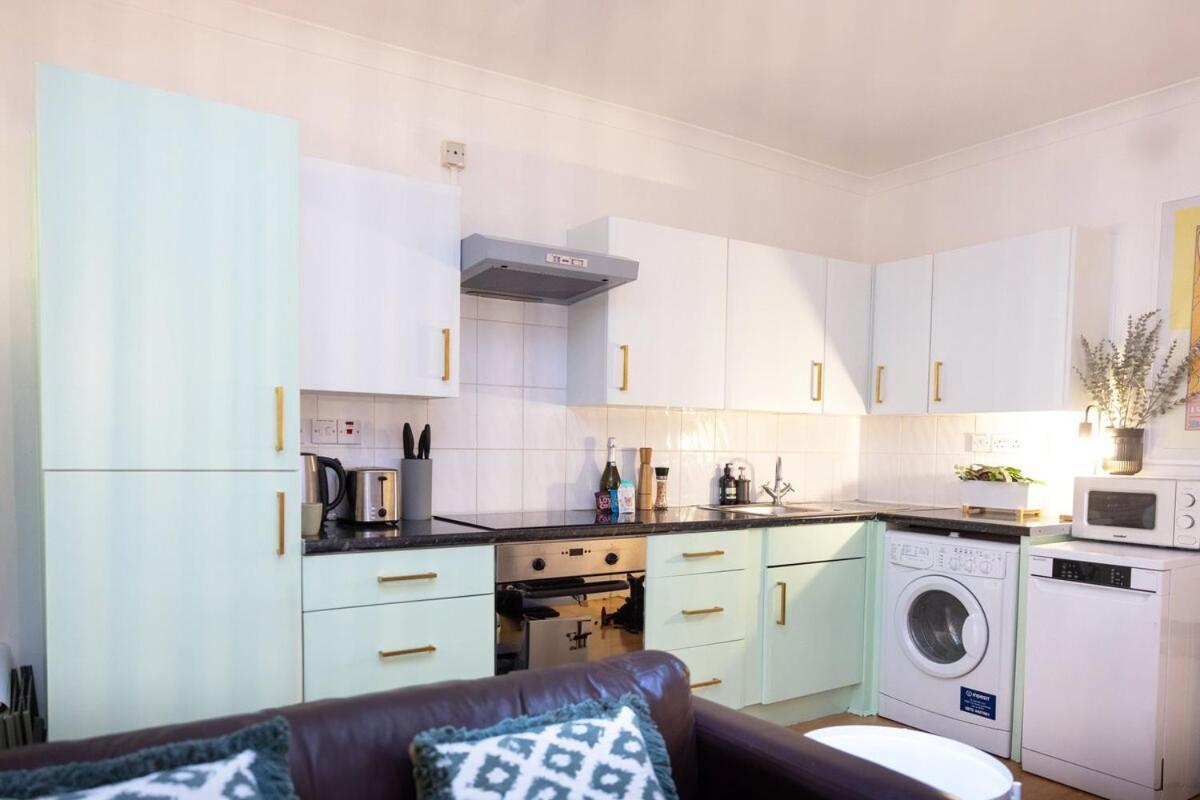 Spacious Two-bed 100m From Trafalgar Sqr