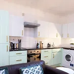 Spacious Two-Bed Apartment 100M From Trafalgar Sqr