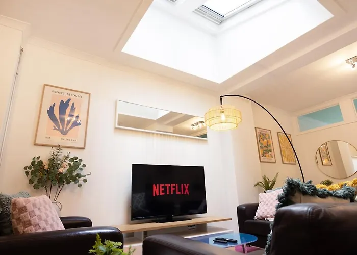 Spacious Two-Bed Apartment 100M From Trafalgar Sqr