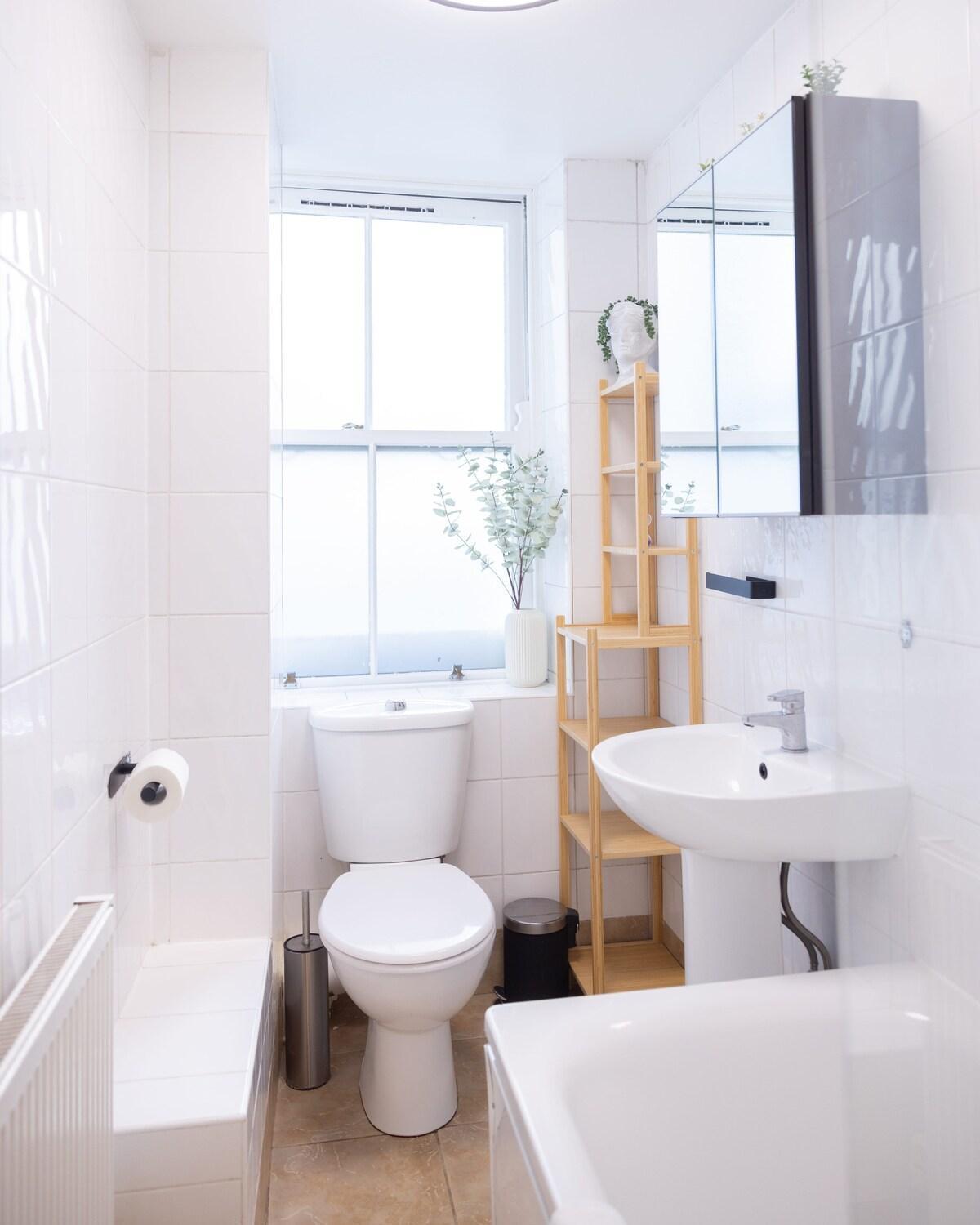 Spacious Two-bed 100m From Trafalgar Sqr *