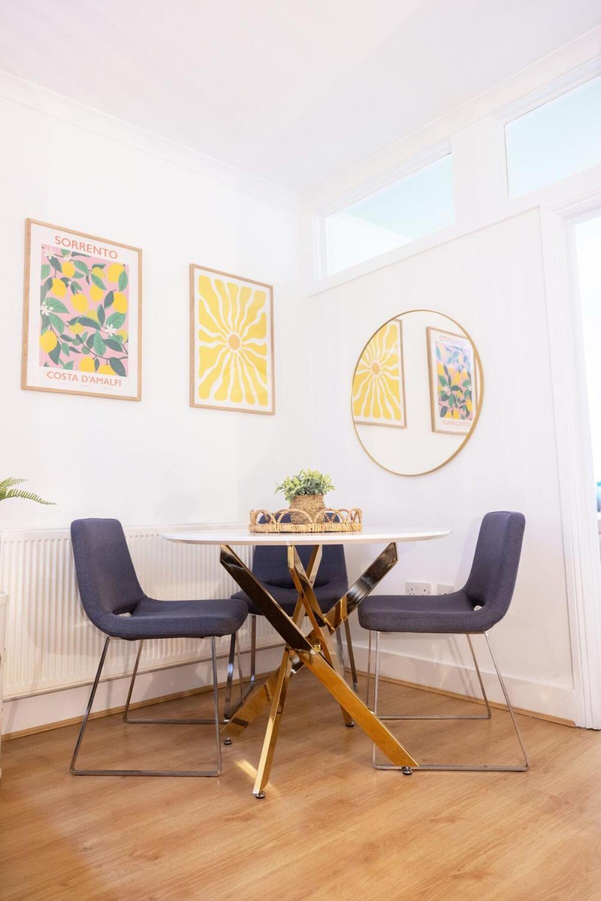 Spacious Two-bed 100m From Trafalgar Sqr *